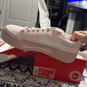 Brand new light soft pink/sail women’s size 10 Nike court legacy lift